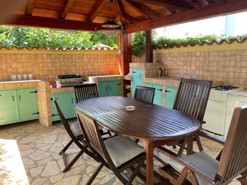 Fabris Apartments with pool and top location near sea