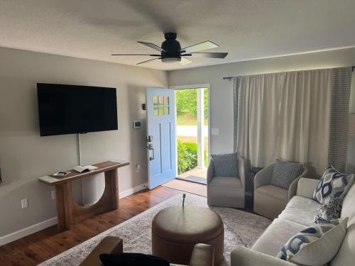 TV a/nebo společenská místnost v ubytování Cozy 2 bedroom 2 bath getaway Villa