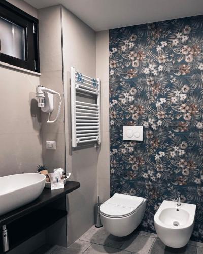 een badkamer met toilet en wastafel bij BELOVED corato in Corato