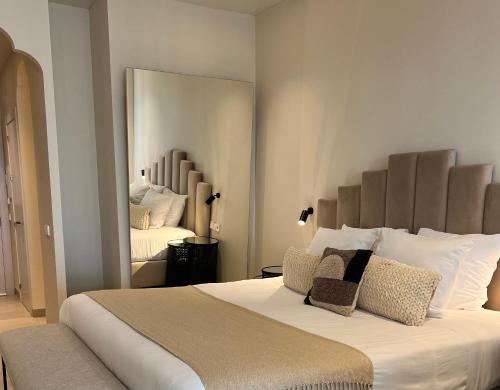 a bedroom with a large bed with a large mirror at Comfy Studios Hotel in Benalmádena