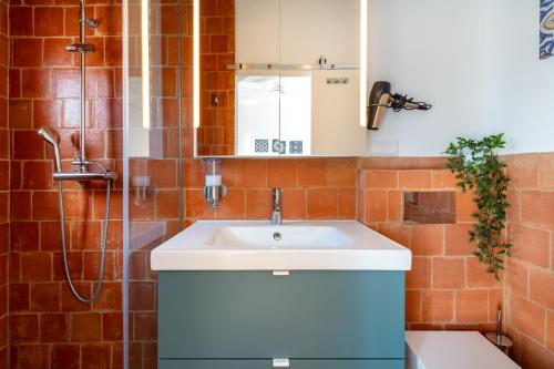 a bathroom with a sink and a shower at Terracotta Room in Moncarapacho
