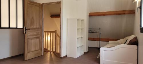 a room with a door and a room with a bed at La Maison des Chênes in Veyrines-de-Domme