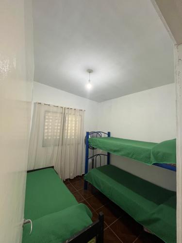 a room with two bunk beds and a window at Finca Don Juan Piedra Alta in Junín