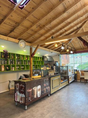 una cucina con un bancone con un orologio sul muro di Yedigoller Hotel & Restaurant a Uzungöl