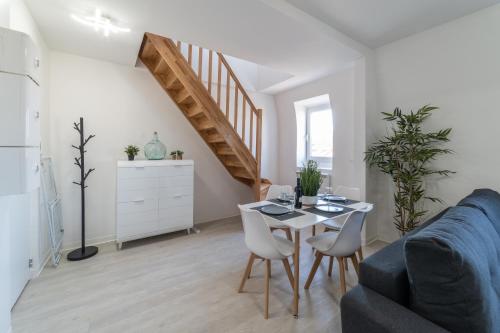 un salon avec une table et un canapé bleu dans l'établissement Le Sweet Duplex, à Mulhouse
