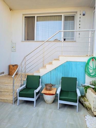 Un balcón o terraza de Villa with private pool and unique sea view in Çeşme
