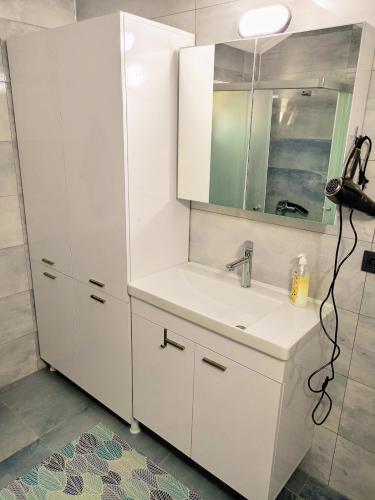 Un baño de Villa with private pool and unique sea view in Çeşme