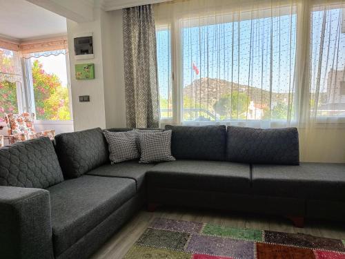 Zona de estar de Villa with private pool and unique sea view in Çeşme