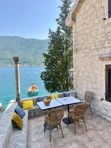 ペラストにあるVilla Sunriseの水辺のパティオ(テーブル、椅子付)