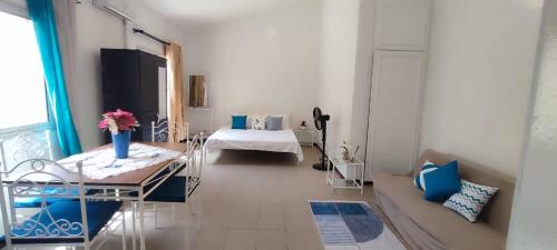 a living room with a couch and a bed at Coeur urbain in Dakar