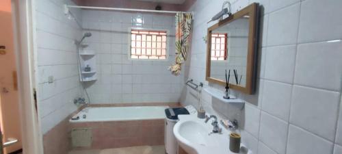 a bathroom with a tub and a sink and a bath tub at Coeur urbain in Dakar