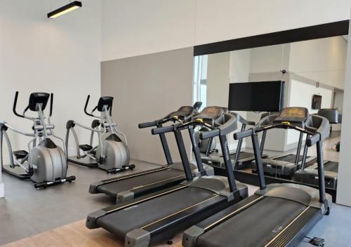 a gym with several exercise bikes in a room at Loft Exclusivo no Cittyplex, Estilo & Conforto in Osasco