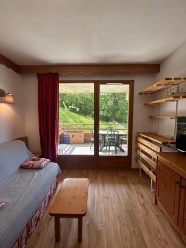 En eller flere senge i et værelse på Puy Saint Vincent Le Hameau des Écrins agréable appartement 30m2, de 4 à 6 couchages