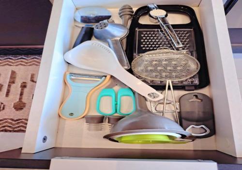 a drawer filled with kitchen utensils in a box at Loft Exclusivo no Cittyplex, Estilo & Conforto in Osasco