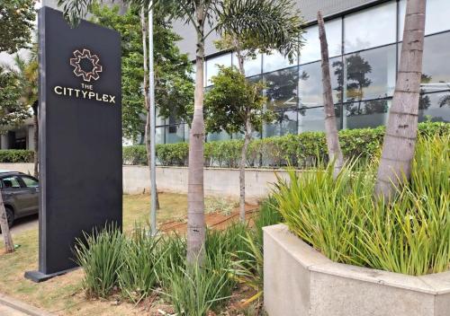 a sign in front of a building at Loft Exclusivo no Cittyplex, Estilo & Conforto in Osasco
