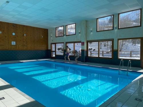 - une grande piscine pour 2 personnes dans l'établissement Résidence Les Hauts de Valmeinier 1900, à Valmeinier