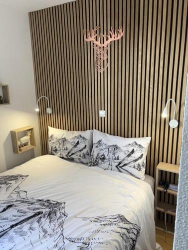 - une chambre avec un lit avec un crâne sur le mur dans l'établissement Résidence Les Hauts de Valmeinier 1900, à Valmeinier