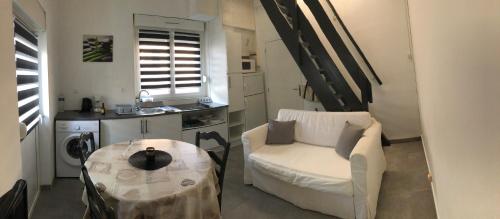 un salon avec un canapé et une table dans l'établissement Le Grain de Sable, à Berck-sur-Mer