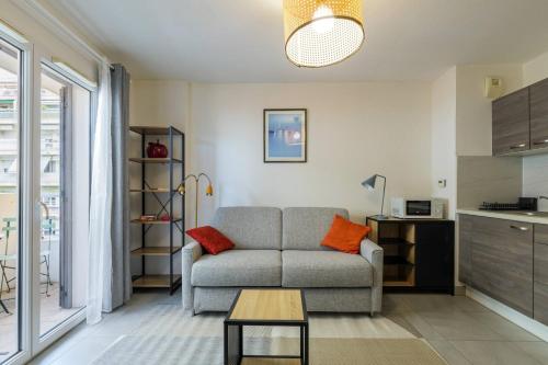 un salon avec un canapé et une table dans l'établissement Studio au port de nice, à Nice