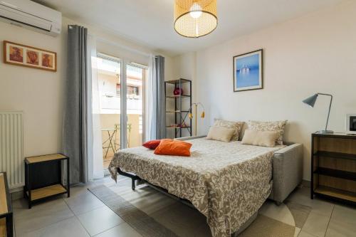 - une chambre avec un lit doté d'un oreiller orange dans l'établissement Studio au port de nice, à Nice