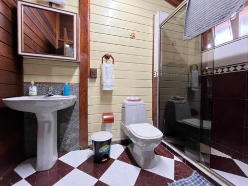 un bagno con un water, un lavandino e una vasca di Casa Tranquila com piscina pra família e grupos c a Bertioga