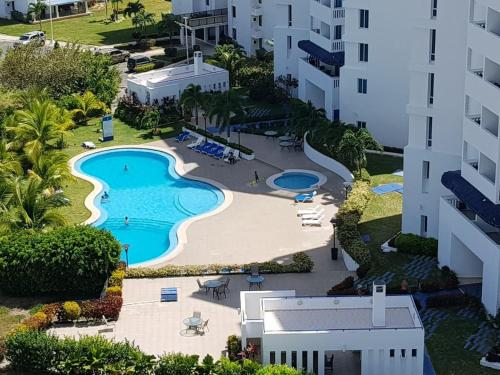 Baseinas apgyvendinimo įstaigoje Beach Apartment arba netoliese