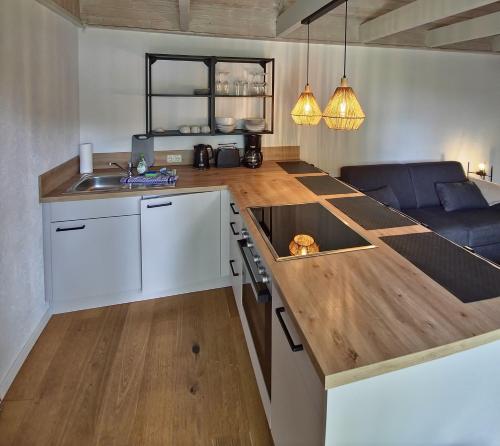 una cucina con un lavello e un piano di lavoro di Fischstuebchen Neeberg a Krummin