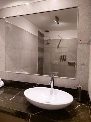 a bathroom with a white sink and a mirror at Departamentos Rada in Rada Tilly
