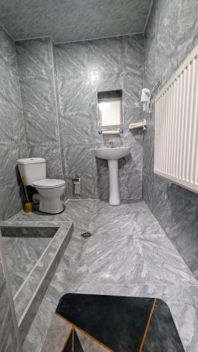 un bagno con lavandino e WC di Luan a Borjomi