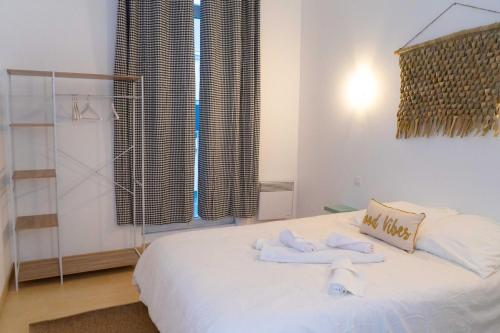 une chambre avec un lit avec des serviettes dessus dans l'établissement Maison urbaine familiale, à Béziers