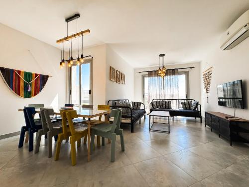 Et opholdsområde på 2BR Chalet with Direct Pool Access Ein Bay