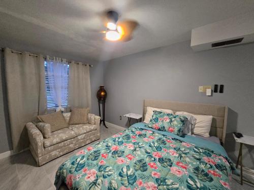 Postel nebo postele na pokoji v ubytování Private Tropical MIL Suite by Busch Gardens & USF