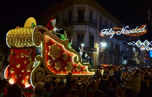a large group of people watching a float in a parade at Apartamento_Santa Isabel in Utrera