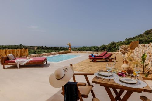 Bazén v ubytování Minoan Villas nebo v jeho okolí