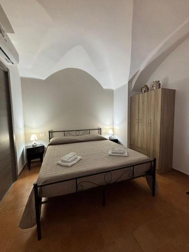 a bedroom with a bed with two towels on it at Arusticana al 393 in Catania