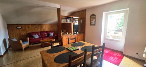 un salon avec une table et un canapé dans l'établissement Le Clémille, à Thonon-les-Bains