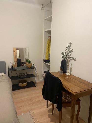 - un salon avec une table et un miroir dans l'établissement Appartement proche gare centre et centre ville, à Avignon