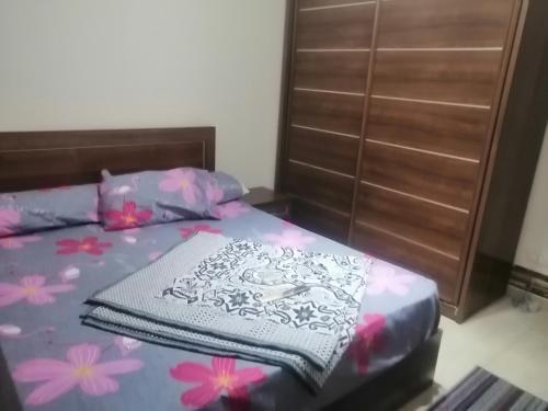 Ein Bett oder Betten in einem Zimmer der Unterkunft شاليه محجوب بديمورا