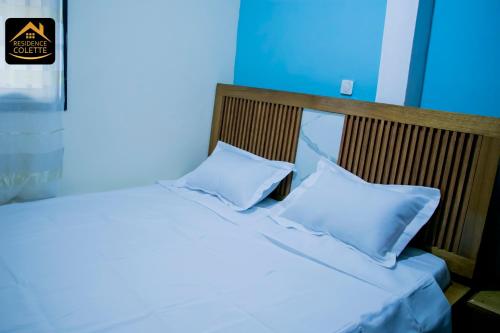 Ένα ή περισσότερα κρεβάτια σε δωμάτιο στο Chambre privée dans appart à Bafoussam Diengdam proche agence BlueBird