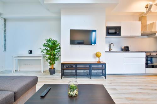 un salon avec un canapé et une table dans l'établissement Best 8 Personnes Montrouge, à Montrouge