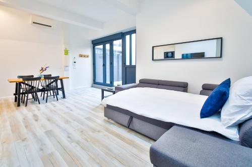 une chambre avec un lit, un canapé et une table dans l'établissement Best 8 Personnes Montrouge, à Montrouge