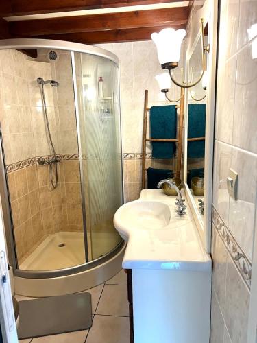 une salle de bain avec une douche et un lavabo et une douche dans l'établissement Maison T3 climatisée parking privé cellier et cour sans vis à vis, à Gruissan