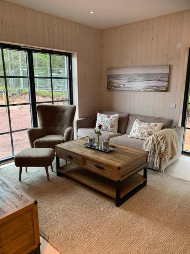 a living room with a couch and a coffee table at Fjällbäcken Lindvallen Sälen in Sälen