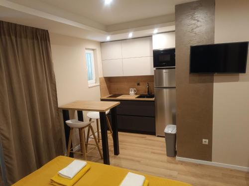 Una televisión o centro de entretenimiento en Beach apartments Promajna