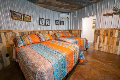 Ein Bett oder Betten in einem Zimmer der Unterkunft Guest Grain Bin Foghorn Leghorn sleeps 8