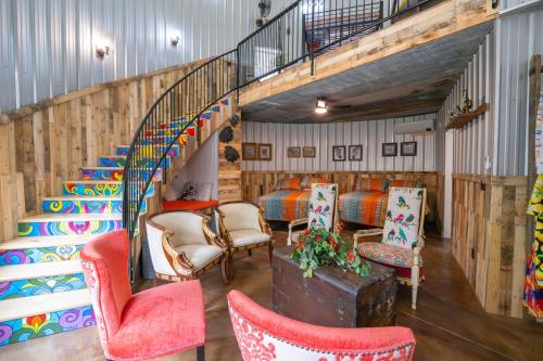 Ein Sitzbereich in der Unterkunft Guest Grain Bin Foghorn Leghorn sleeps 8