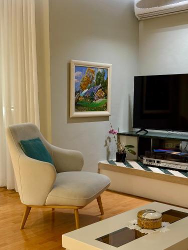 The Pebble Couch Apartment