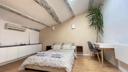 une chambre avec un lit, un bureau et une table dans l'établissement Appartement Duplex Carnoules, à Carnoules