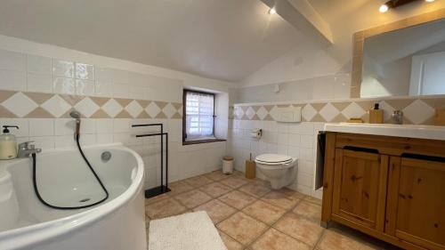 une salle de bain avec une baignoire, des toilettes et un lavabo dans l'établissement Appartement Duplex Carnoules, à Carnoules
