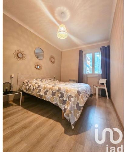 une chambre avec un grand lit dans une pièce dans l'établissement Appartement Amélie-les-Bains, à Amélie-les-Bains-Palalda